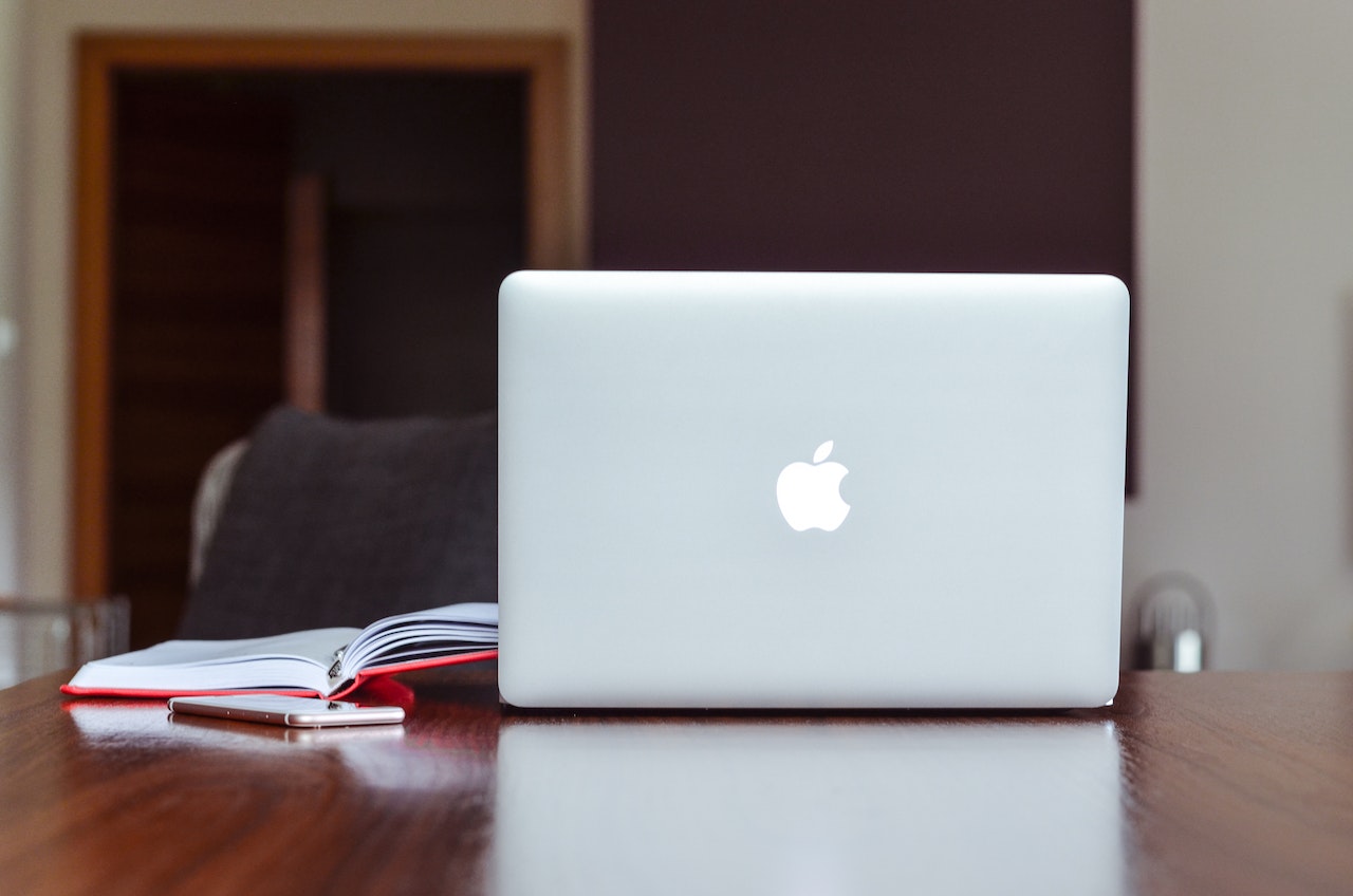 Wyczyszczony MacBook stoi na drewnianym stole